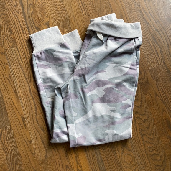 NWT Women’s Belinda Camo Joggers, size Medium - Picture 1 of 6